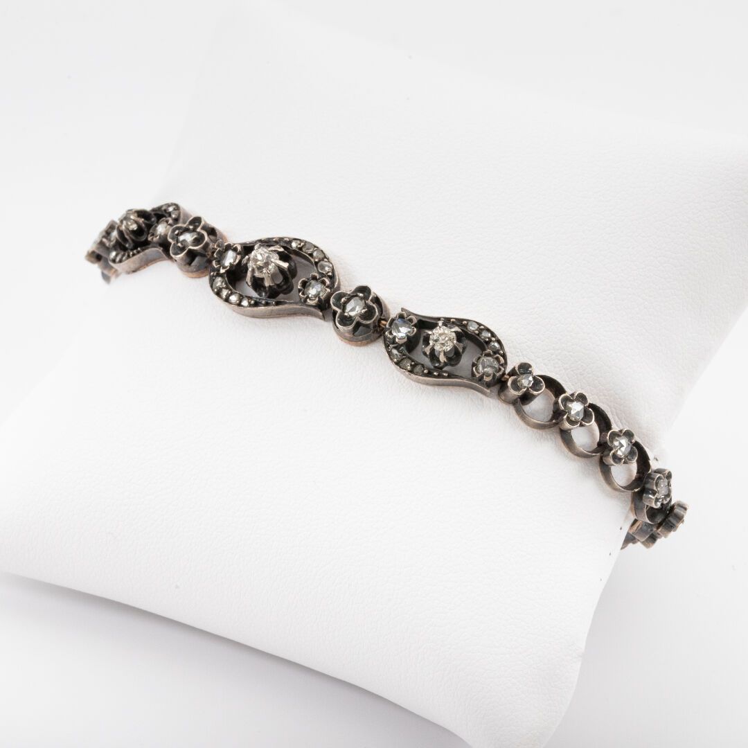 Null Bracelet articulé, à décor de fleurettes, diamants taille ancienne et rose &hellip;
