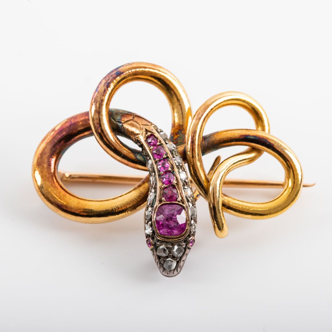 Null 蛇 "胸针，玫瑰切割钻石和红宝石，金银镶嵌。 

毛重：10.3克 - 长：4厘米