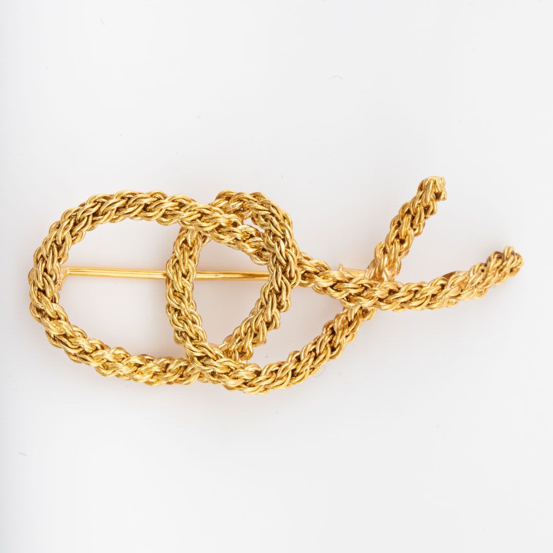 Null Brooch knot in braided gold . 

Circa 1960

Weight: 13.8 g - L : 5.5 cm
