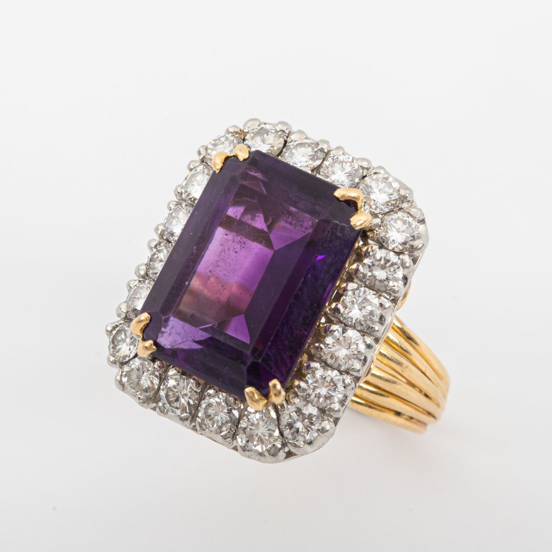 Null 重要的紫水晶戒指，祖母绿切割，约10克拉，明亮式切割钻石约2克拉，镂空黄金和铂金镶嵌。

约1960年

毛重：18.3克 - 指数：52 - 桌子上&hellip;