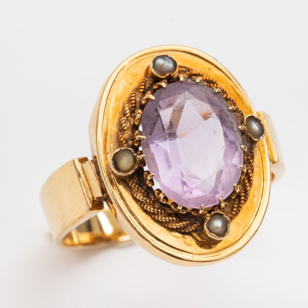 Null 紫水晶戒指，黄金镶嵌和半颗珍珠。 

毛重：3.6克 - 指数：53