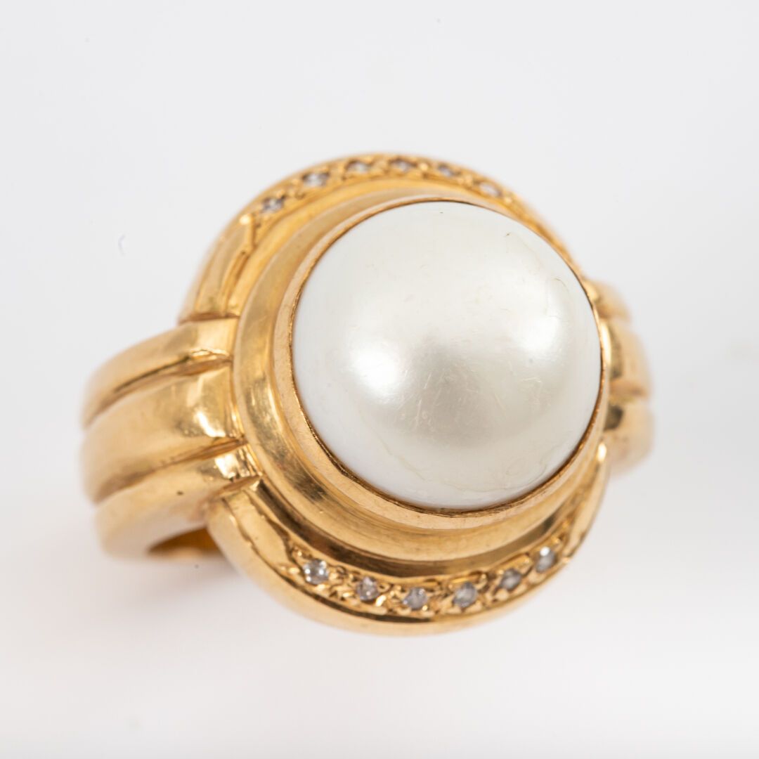 Null Importante bague, perle mabé centrale ,diam 12.6 mm environ, épaulé de diam&hellip;