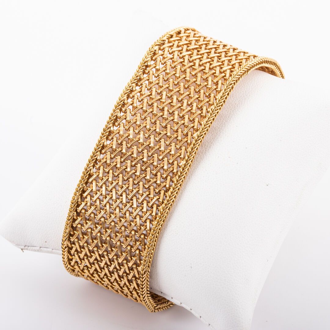Null 金色编织的大丝带手镯 

约1960年 

重量：58.1克 -长：19.3厘米 -宽：2.7厘米 -轻微变形。