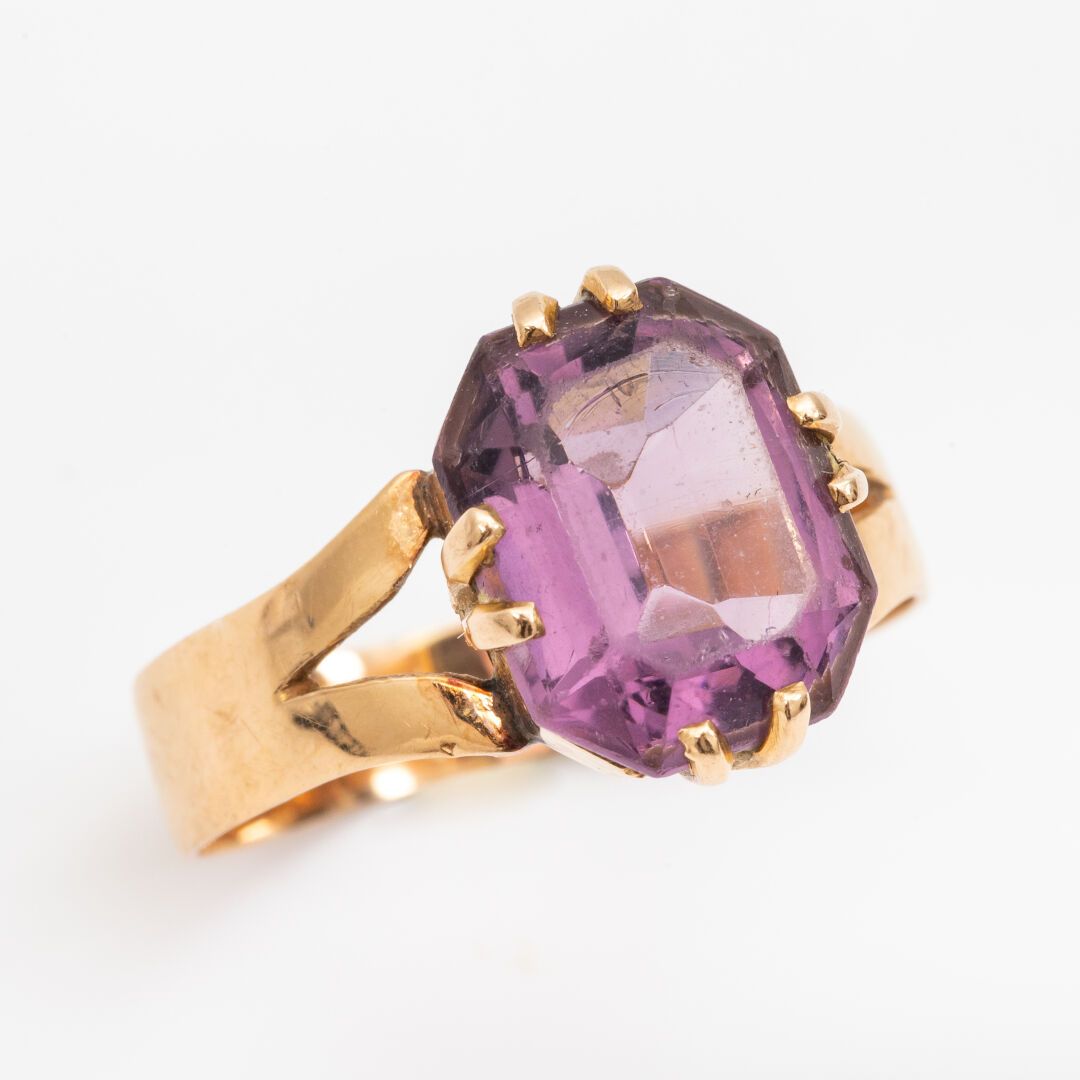 Null 紫水晶戒指，黄金镶嵌 

毛重：3.2克 - 指数：57