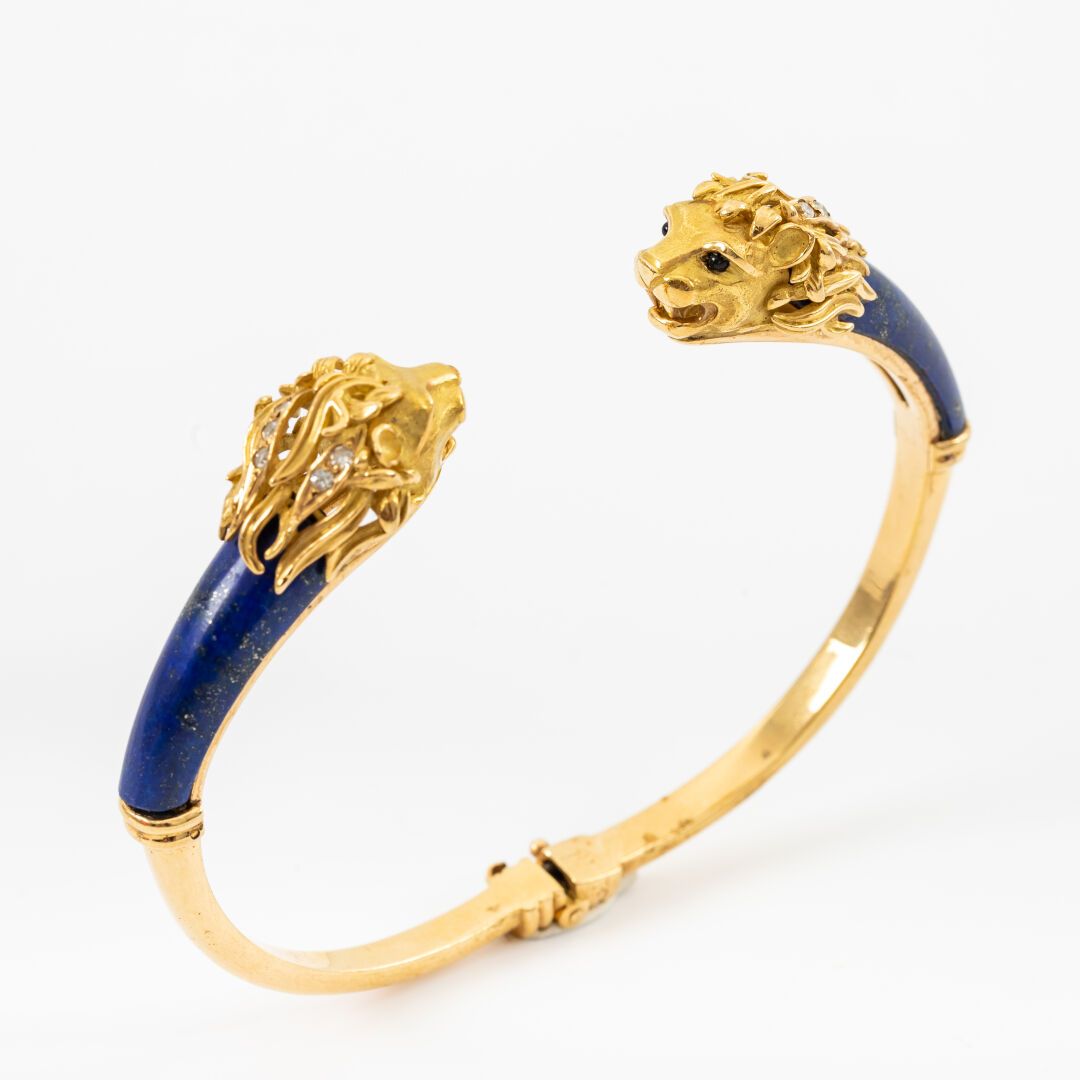 Null 开放式铰链半环手镯，"对峙的狮子头"，青金石，纹理金，8/8 "钻石

Goldsmith的标志JB 

毛重：29.3克 - 直径：6.8厘米