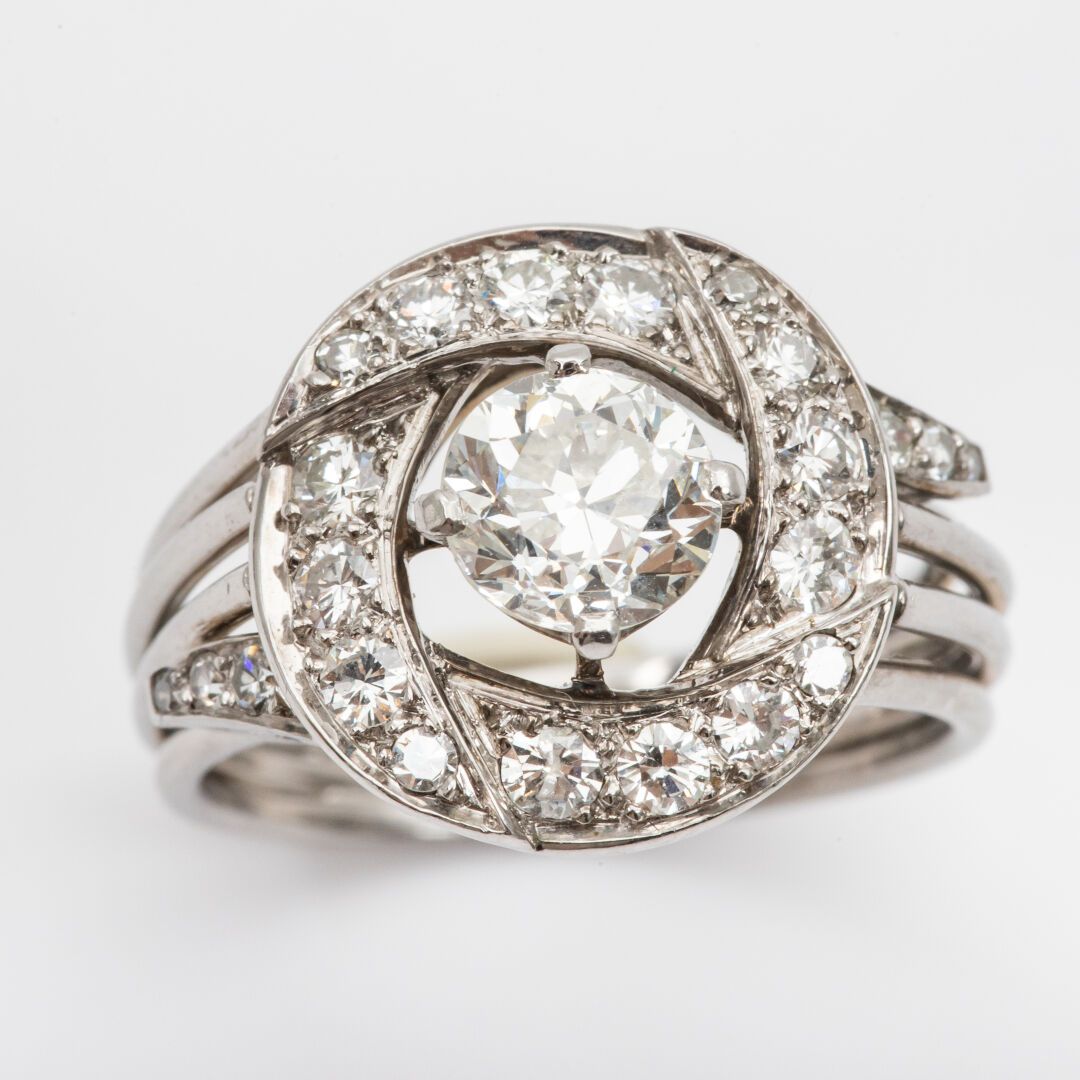 Null 陀飞轮戒指，钻石，中央一半尺寸约0.90克拉，明亮式镶嵌，铂金镶嵌 

约1950年

毛重：7克 - 指数：51