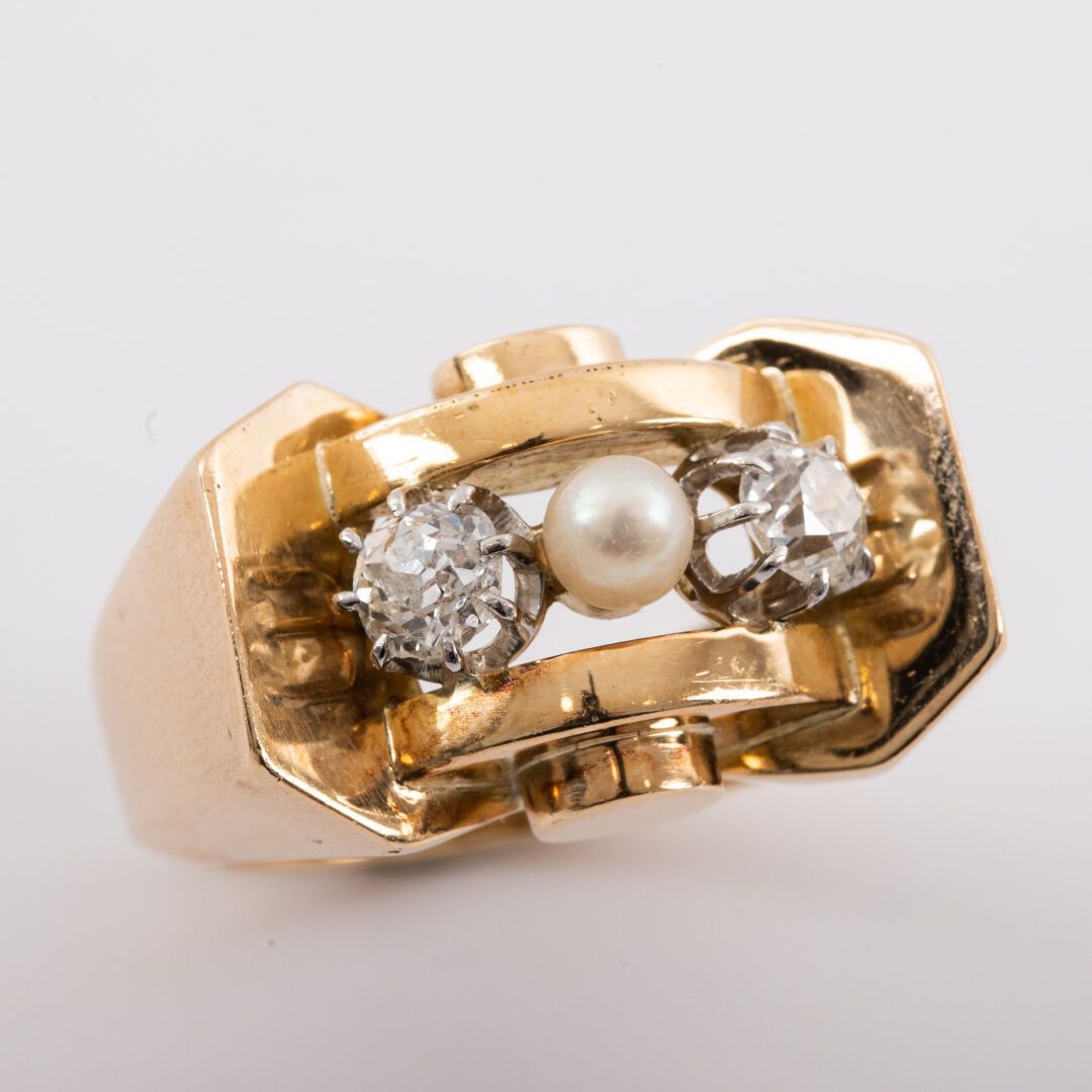 Null Tank ring, central pearl, diam:4.5 mm, with 2 x 0.40 carat old cut diamonds&hellip;