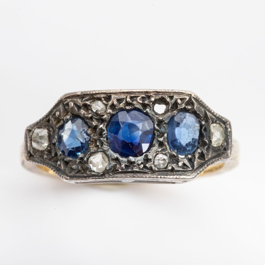 Null Bague jarretière , pierres bleues, entourage diamants taille rose, monture &hellip;