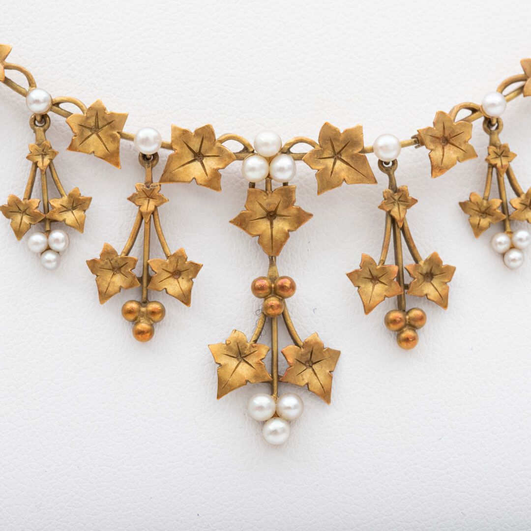 Null Collier ras de cou en draperie, or mat et perles, à motifs feuilles de vign&hellip;