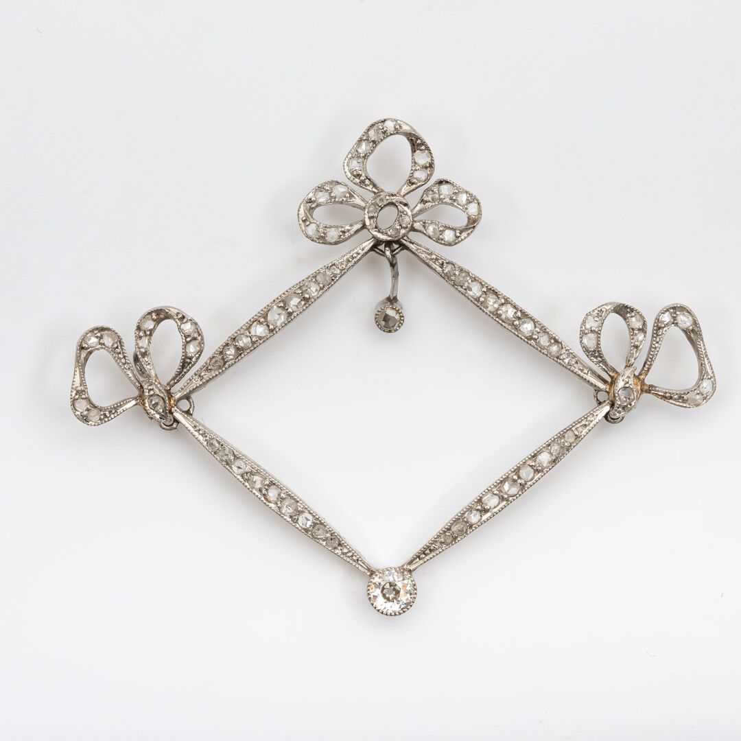 Null Élément de collier, à motif de noeud, diamants rose et taille ancienne, pri&hellip;