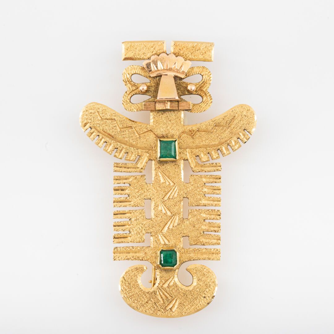 Null Broschenanhänger im Maya-Stil, strukturiertes Gold und Smaragde. 

Bruttoge&hellip;