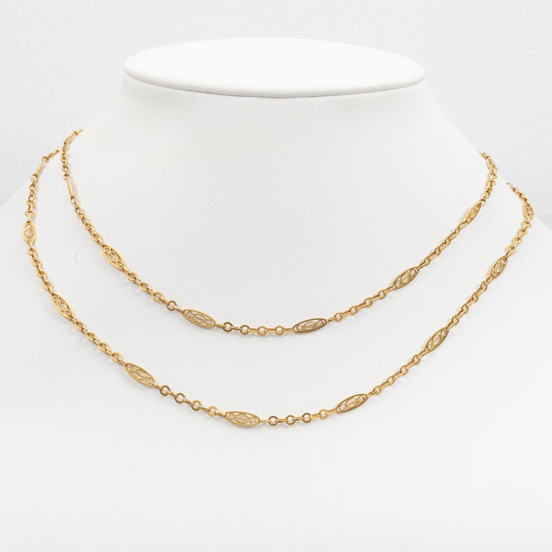 Null Filigrane Halskette aus Gold .

Bruttogewicht: 11,3 g - L: 84,5 cm