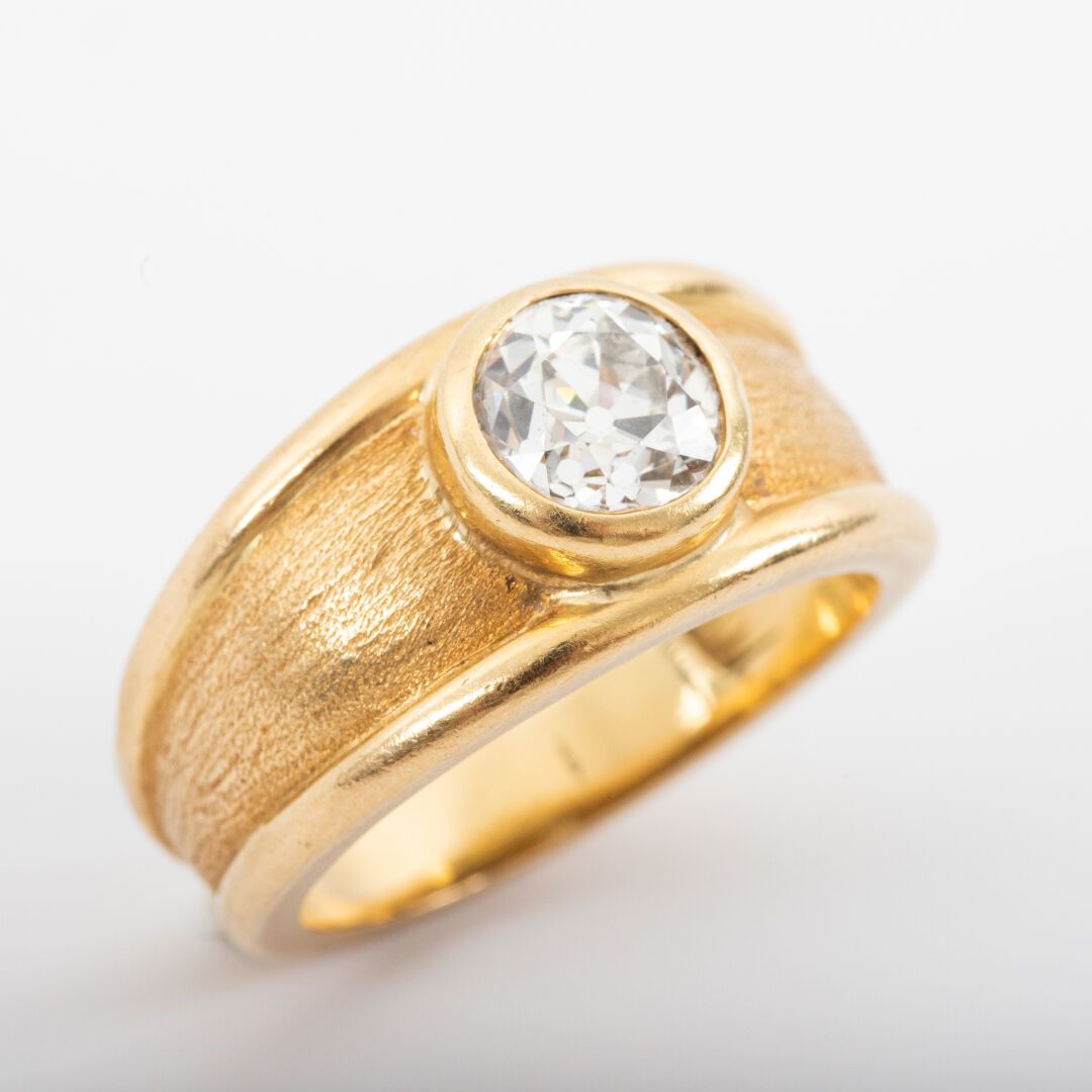 Null Ring, old cut diamond, 0.90 carat approximately, brushed gold setting

Gros&hellip;