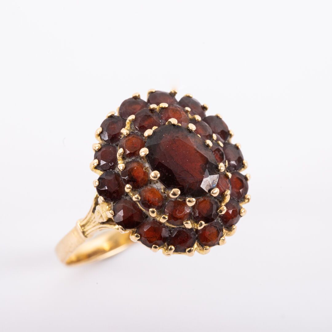Null Ring Margerite Granat , Goldfassung 

Um 1960-80

Bruttogewicht: 4,2 g- Fin&hellip;