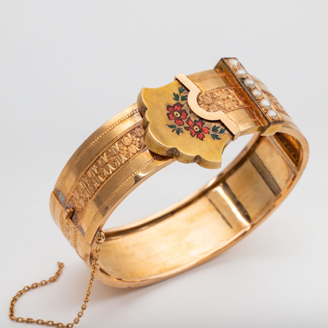 Null 铰链式手镯，黄金，珐琅和半颗珍珠 

19世纪末-20世纪初

毛重：22.7克 - 安全链事故 - 珐琅质小跳动