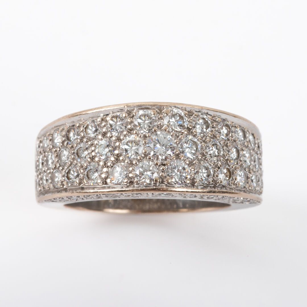 Null 结婚戒指，铺镶明亮式切割钻石，约4克拉，白金镶嵌 

毛重：11.4克 - 手指：53