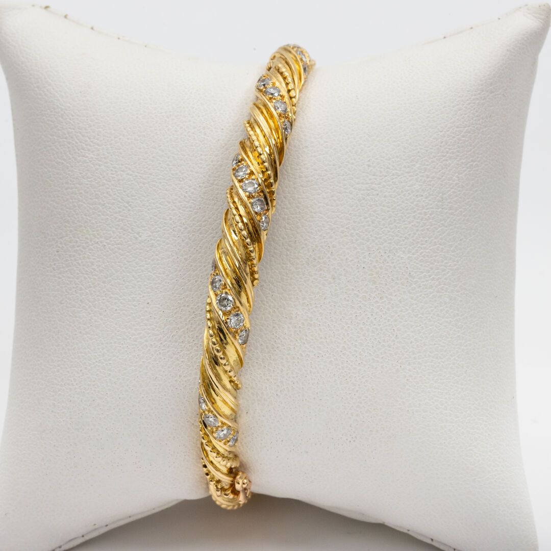 Null Bracelet demi-jonc à charnière, or torsadé serti de diamants taille brillan&hellip;