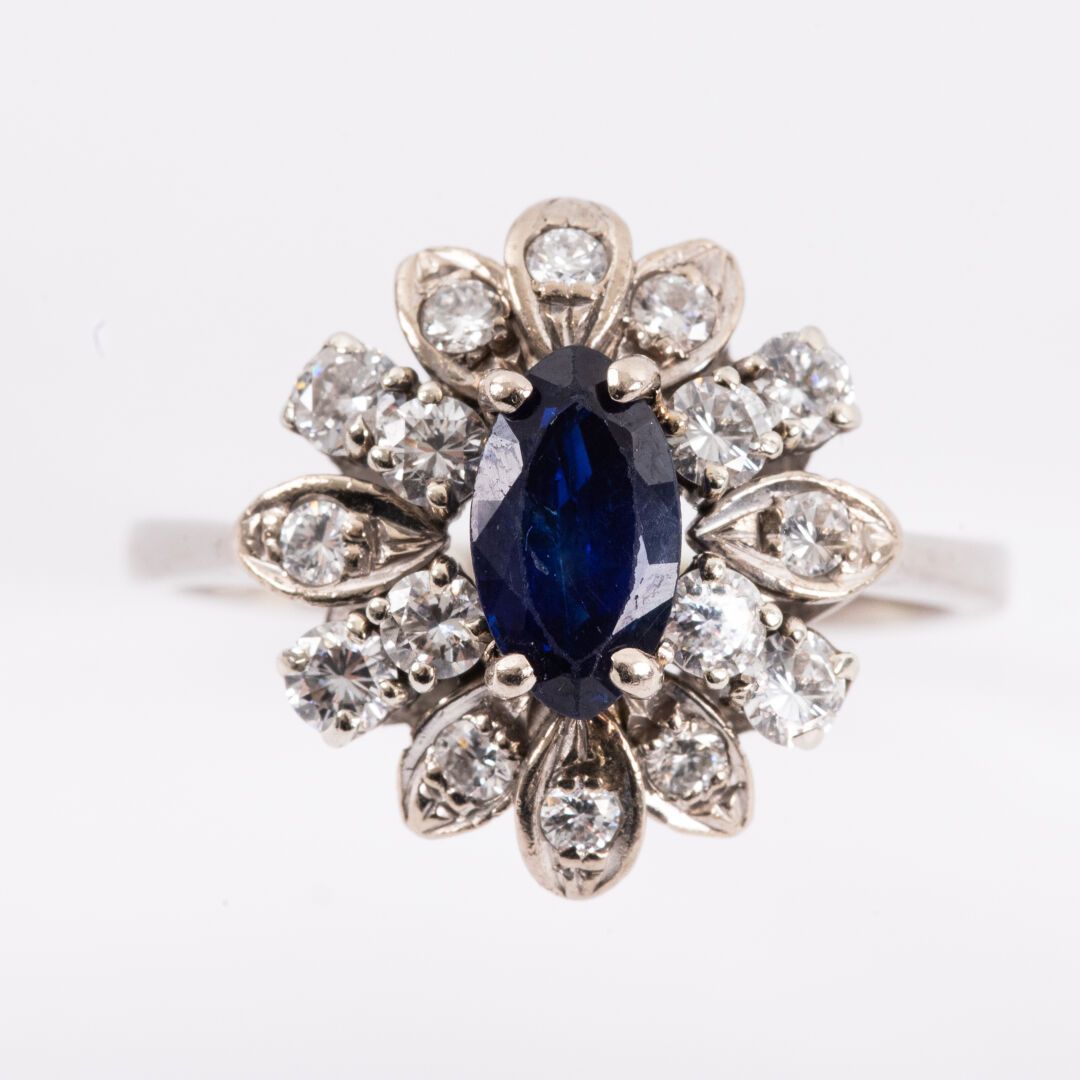 Null 雏菊戒指，蓝宝石，双明亮式切割钻石，约重1克拉，白金镶嵌

毛重：4.8克 - 指数：58