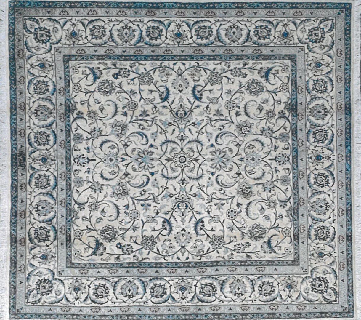 Null Tapis d'Iran - Origine Naïn

Velours : laine. Chaînes : coton

237 x 211 cm&hellip;