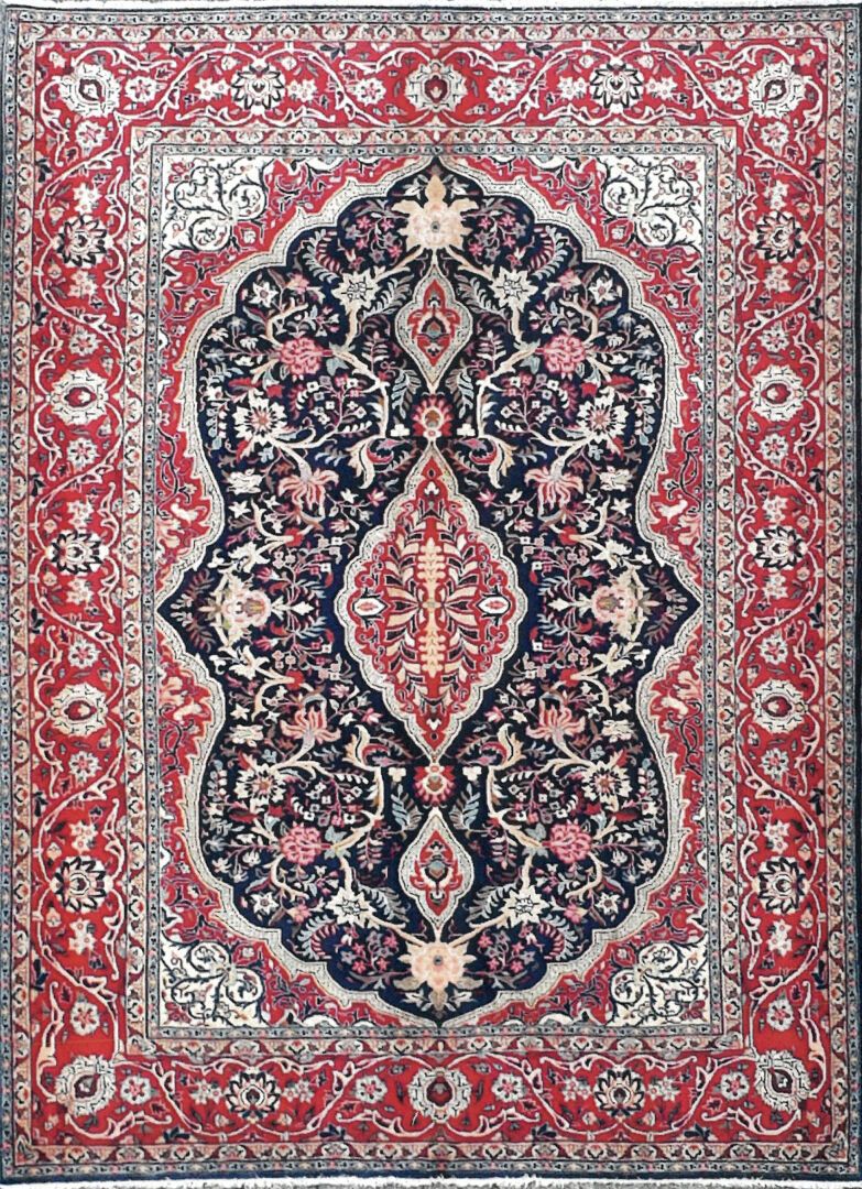 Null Tapis d'Iran - Origine Sarough

Velours : laine. Chaînes : coton

288 x 212&hellip;