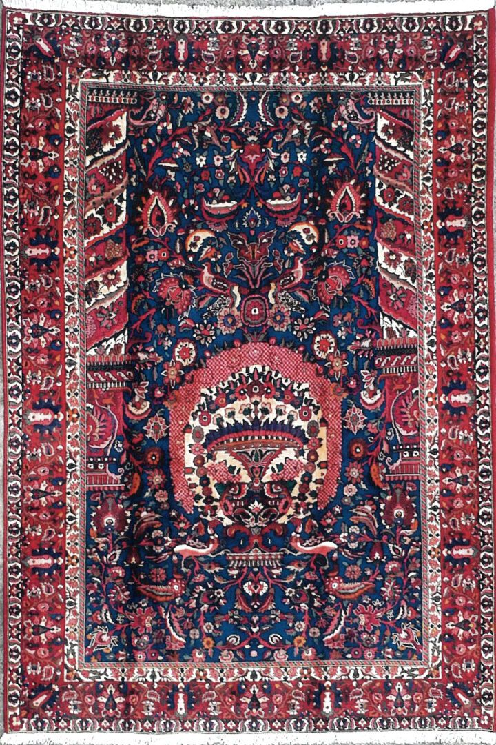 Null 来自伊朗的地毯 - Bakhtiar产地

天鹅绒：羊毛。经纱：棉

310 x 209厘米左右