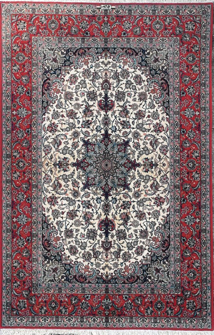 Null 来自伊朗的地毯 - 伊斯法罕产地

天鹅绒：羊毛和丝绸。经纱：丝绸

240 x 157 cm 约。