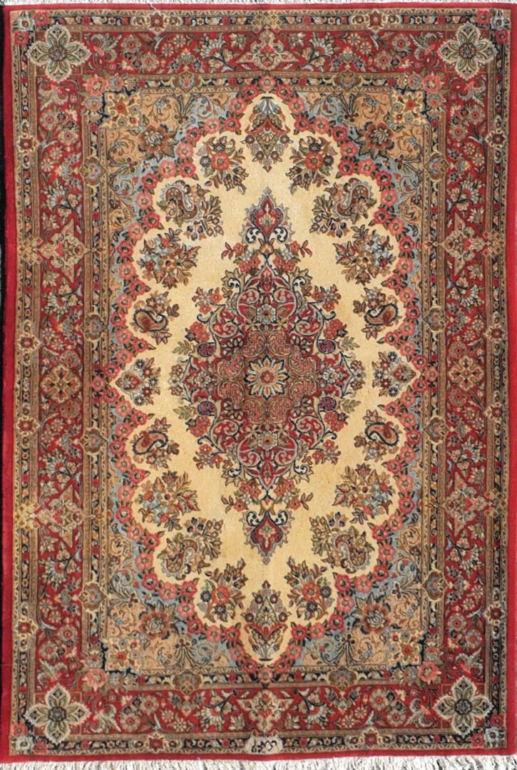 Null 来自伊朗的地毯--古姆产地

天鹅绒：羊毛。经纱：棉。

205 x 134厘米左右