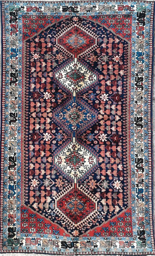 Null Tapis d'Iran - Origine Yalameh

Velours : laine. Chaînes : laine

230 x 143&hellip;