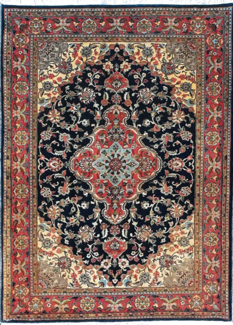 Null 来自伊朗的地毯--古姆产地

天鹅绒：羊毛。经纱：棉

150 x 116厘米左右。
