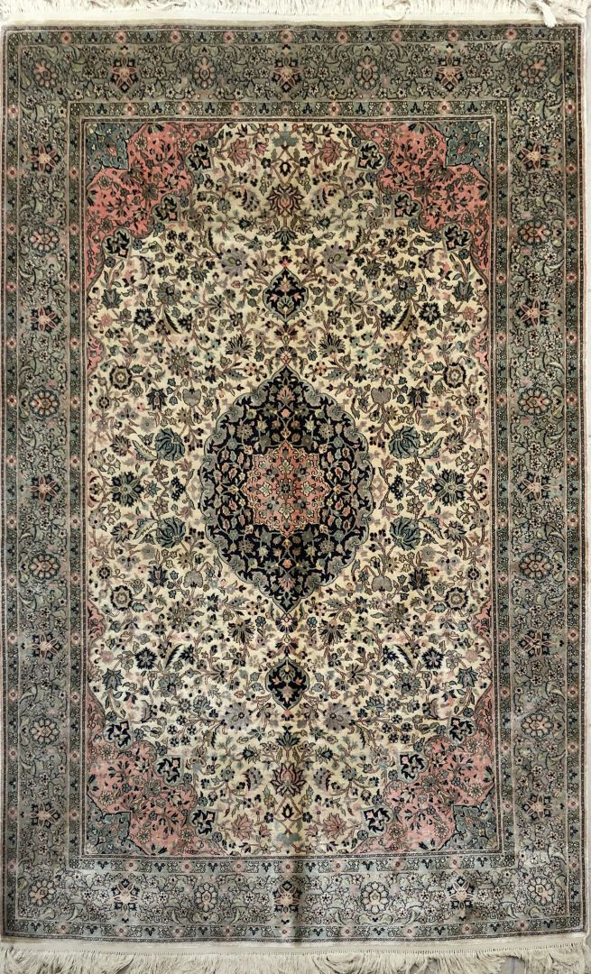 Null Tapis du Cachemire.

Velours : soie. Chaîne : soie.

192 x 121 cm environ