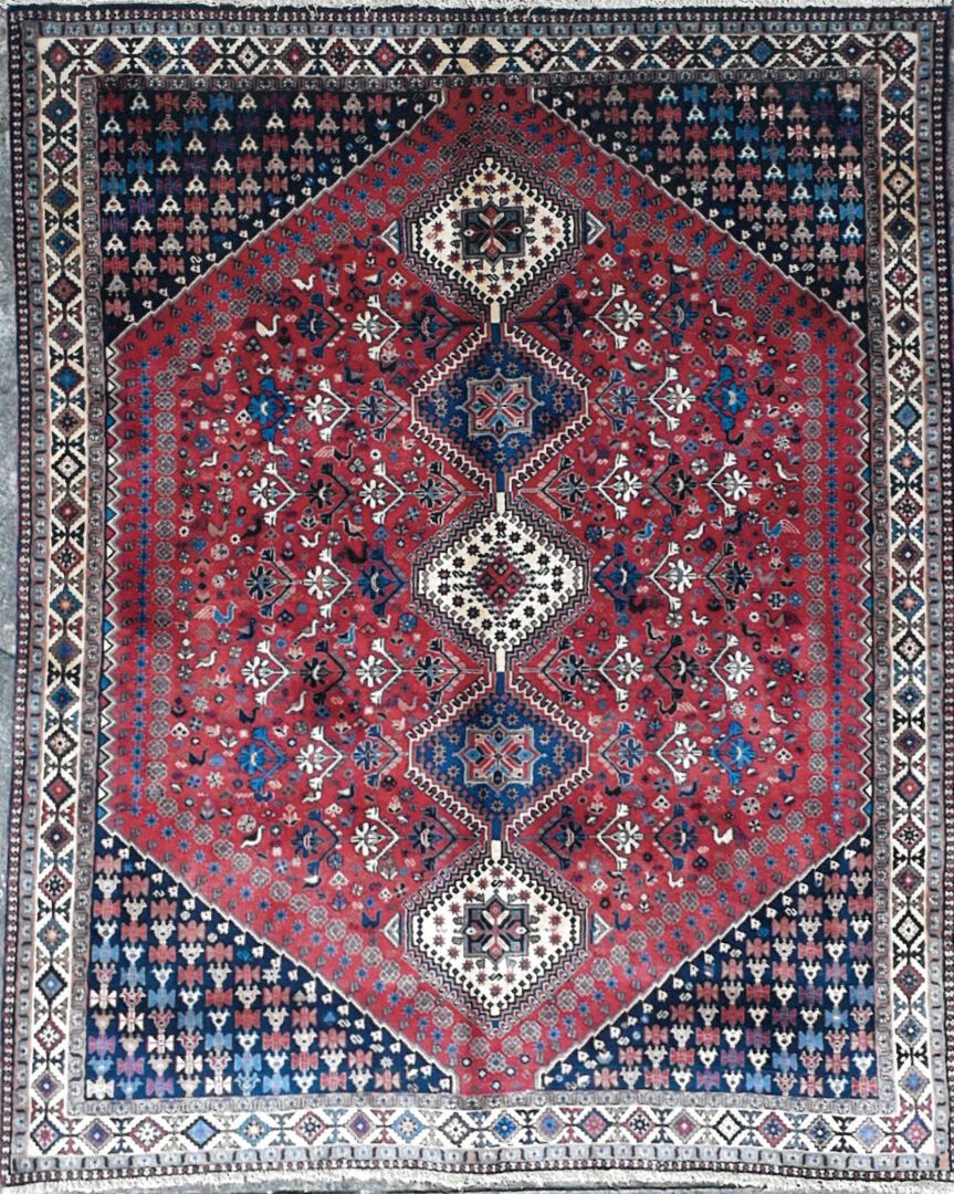 Null 来自伊朗的地毯 - 产地：Yalameh

天鹅绒：羊毛。经纱: 羊毛

244 x 200 cm 约。