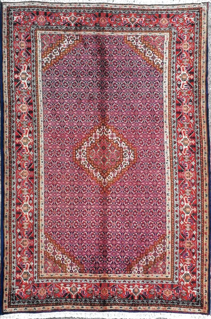Null Tapis d'Iran - Origine Ardebil

Velours : laine. Chaînes : coton

273 x 188&hellip;