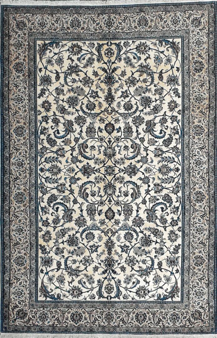 Null 来自伊朗的地毯 - 原产地Naïn

天鹅绒：羊毛。经纱：棉

300 x 200厘米左右。