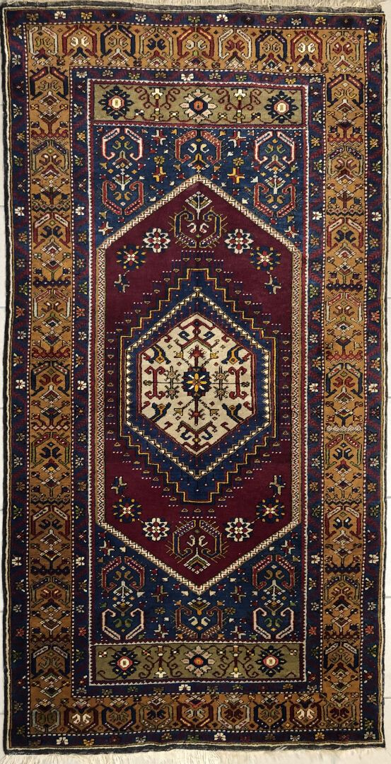 Null 土耳其地毯--源自Yahyali

天鹅绒：羊毛。经纱：羊毛

218厘米 x 110厘米左右