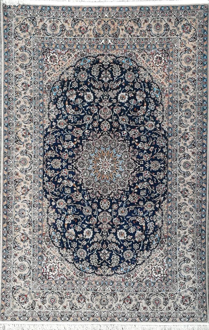 Null 来自伊朗的地毯 - 伊斯法罕产地

天鹅绒：羊毛和丝绸，每平方米810,000结。经纱：丝绸

300 x 200厘米左右。