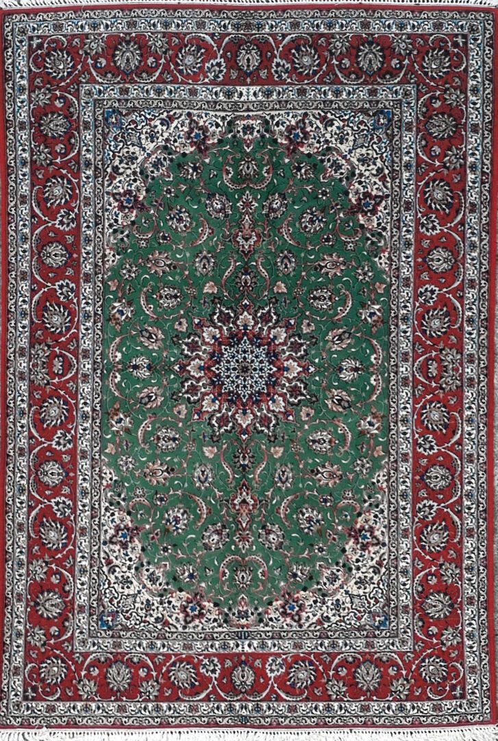 Null 来自伊朗的地毯 - 伊斯法罕产地

天鹅绒：羊毛和丝绸。经纱：丝绸。

约237 x 156厘米