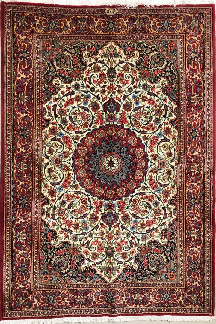 Null Tapis d'Iran - origine Ghoum

Velours : laine. Chaînes : coton

206 x 137 c&hellip;