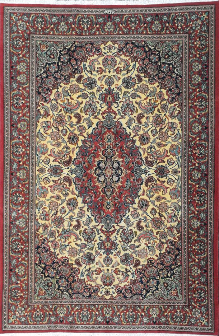 Null 来自伊朗的地毯--古姆产地

天鹅绒：羊毛。经纱：棉

300 x 204厘米左右。