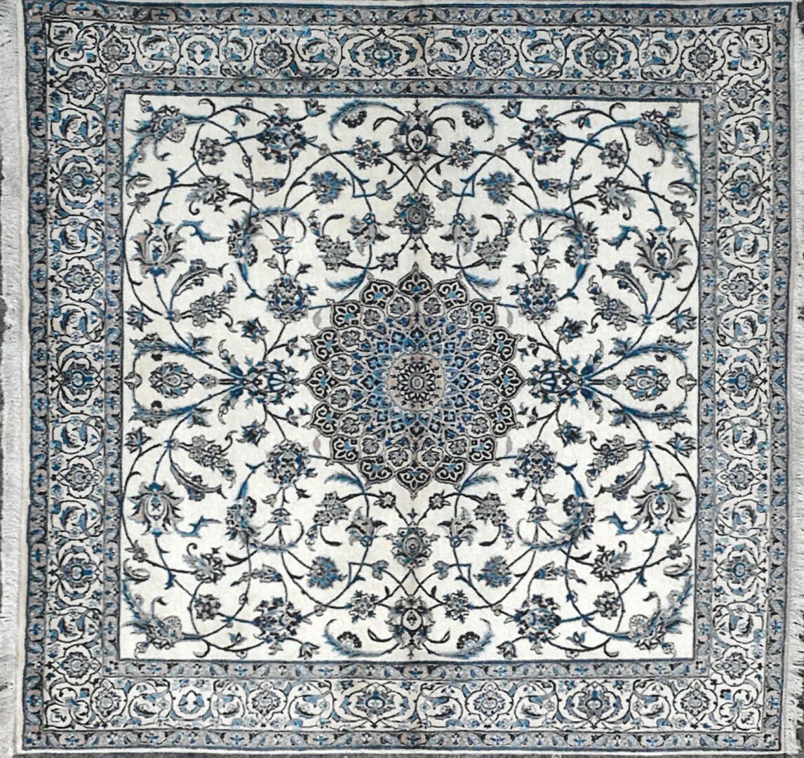 Null 来自伊朗的地毯 - 原产地Naïn，方形

天鹅绒：羊毛和丝绸。经纱：棉

195 x 197厘米左右。