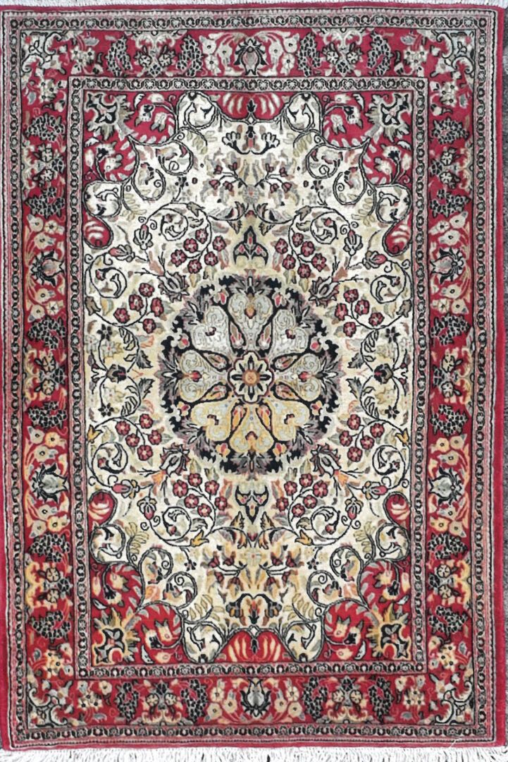 Null 来自伊朗的地毯--古姆产地

天鹅绒：羊毛。经纱：棉

170 x 110厘米左右。