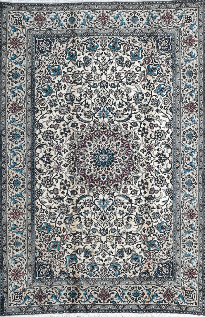 Null Tapis d'Iran - Origine Naïn

Velours : laine. Chaînes : coton

347 x 245 cm&hellip;