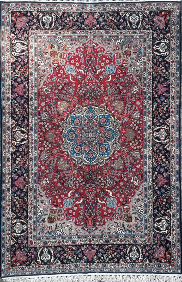 Null 来自伊朗的地毯 - 伊斯法罕产地

天鹅绒：羊毛。经纱：丝绸

240 x 161 cm 约。