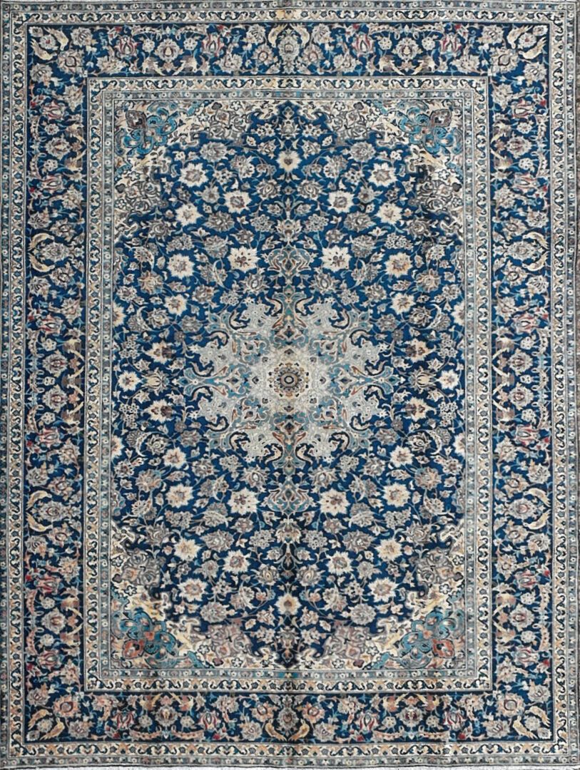 Null Tapis d'Iran - Origine Kachmar

Velours : laine. Chaînes : coton

390 x 298&hellip;