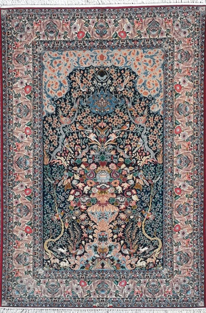Null 来自伊朗的地毯 - 伊斯法罕产地

天鹅绒：羊毛和丝绸，每平方米大约有81万个结。经纱：丝绸

243 x 146 cm 约。