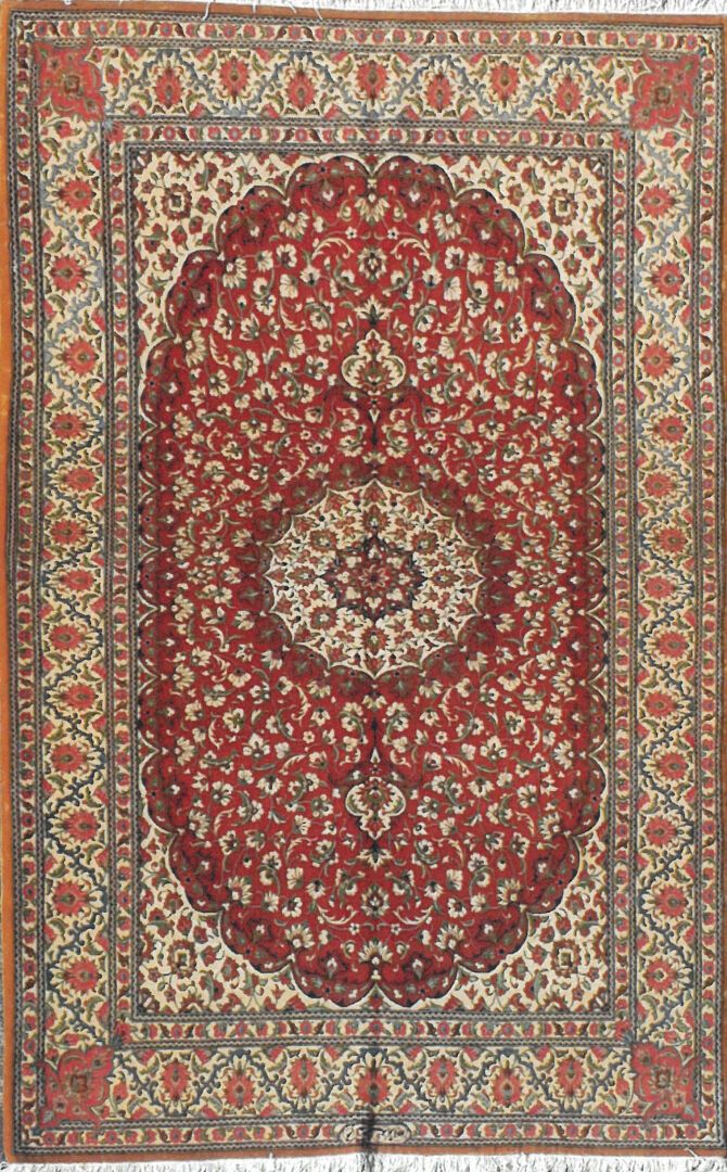 Null Tapis d'Iran - Origine Ghoum

Velours : laine. Chaînes : coton.

214 x 135 &hellip;