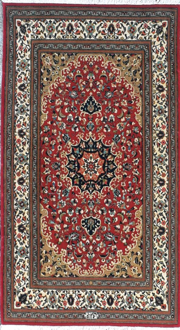 Null Tapis d'Iran - Origine Ghoum

Velours : laine. Chaînes : coton

172 x 102 c&hellip;