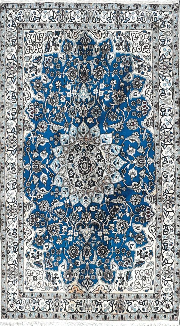Null Tapis d'Iran - Origine Naïn

Velours : laine. Chaînes : coton

212 x 130 cm&hellip;