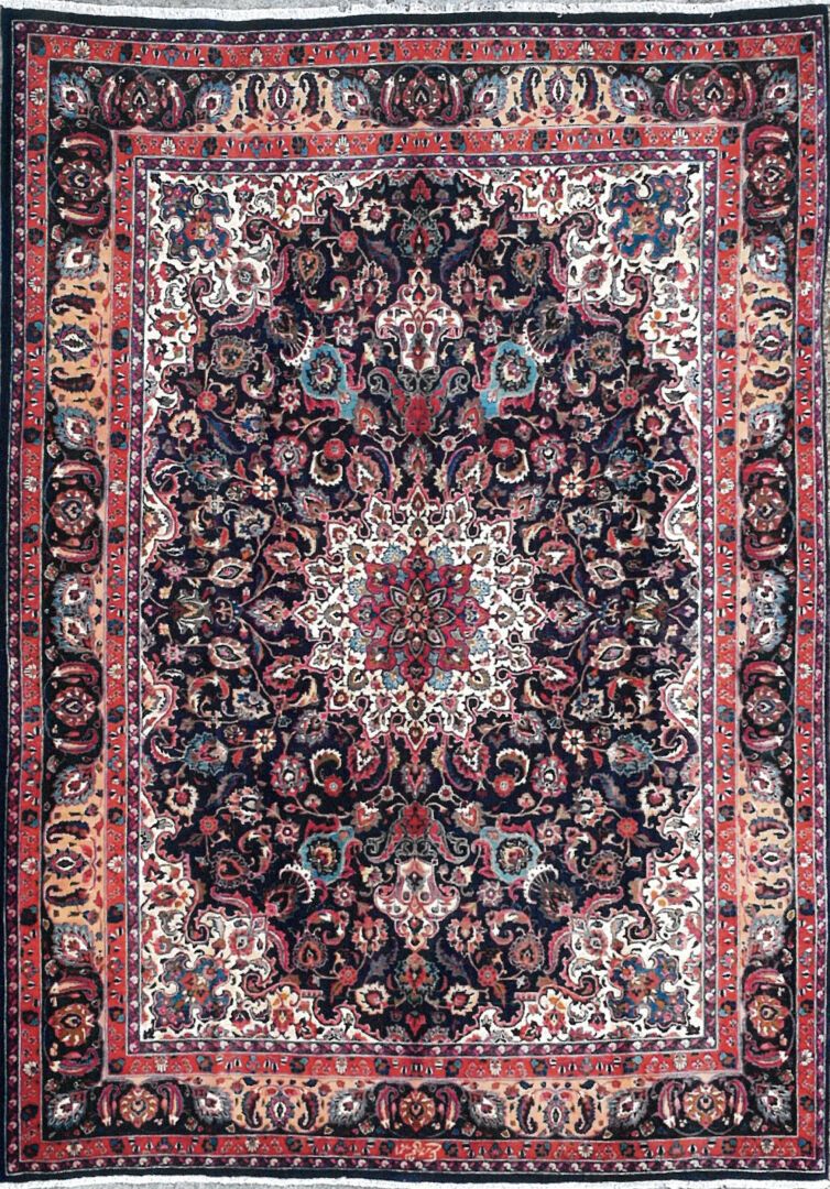 Null 来自伊朗的地毯--梅西德产地

天鹅绒：羊毛。经纱：棉

411 x 302 cm 约。