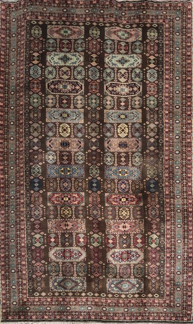 Null 来自土库曼斯坦的地毯

天鹅绒：羊毛。经纱：棉。

269 x 171 cm 约。