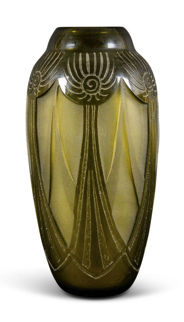 Null LEGRAS
Vase de forme ovoïde en verre fumé vert à décor gravé stylisé. 
Sign&hellip;